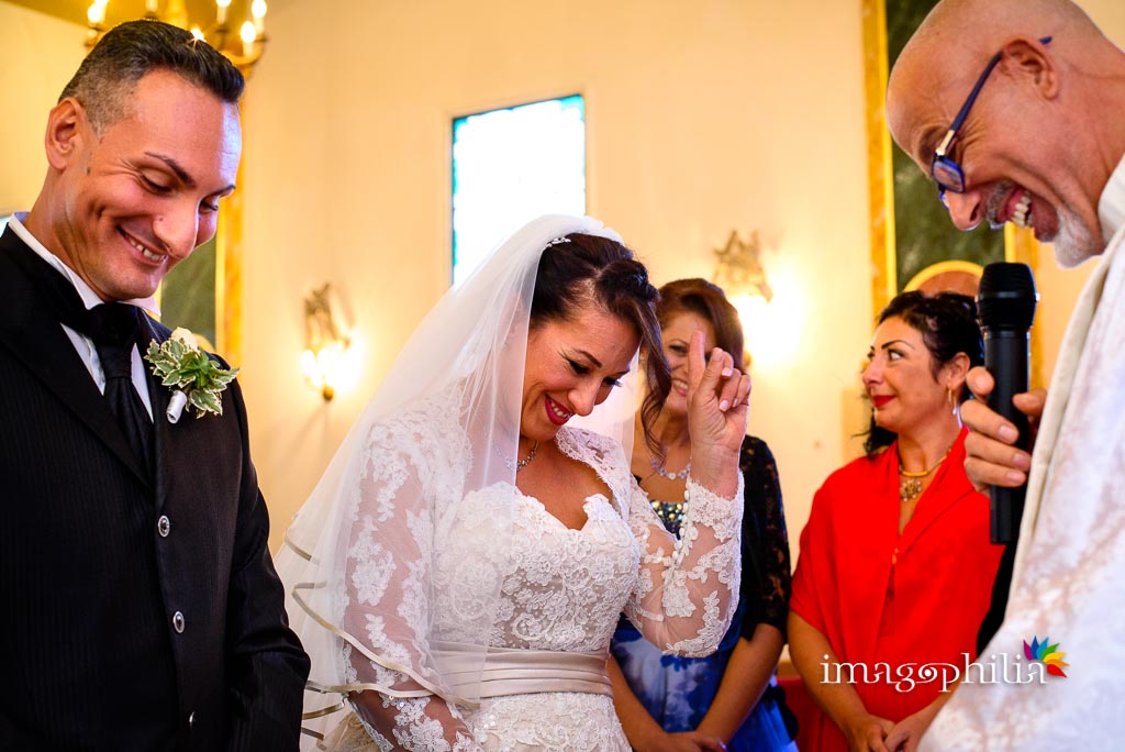 Ilarità della sposa durante il matrimonio nella Chiesa Aeroportuale di Guidonia Santa Maria di Loreto