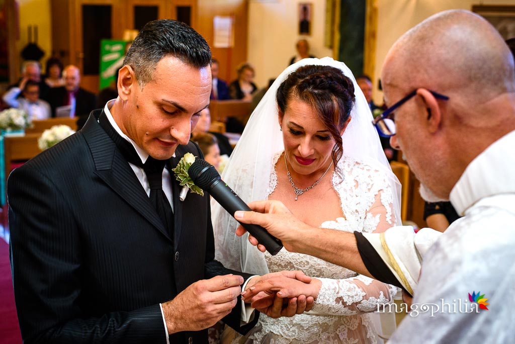 Scambio delle fedi nuziali durante il matrimonio nella Chiesa Aeroportuale di Guidonia Santa Maria di Loreto / 1