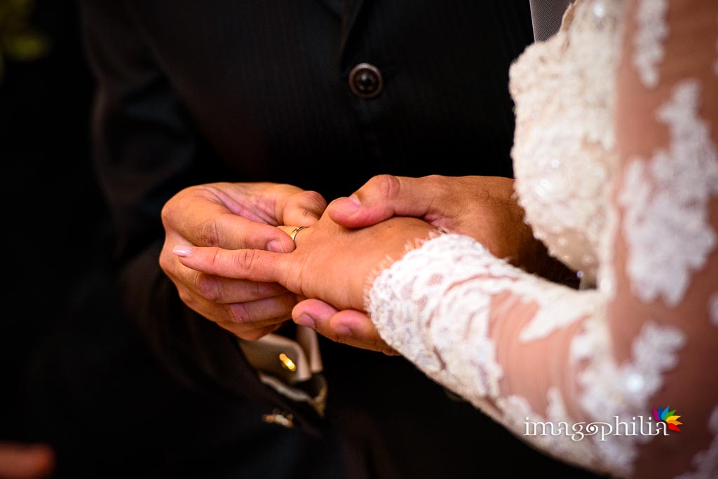 Scambio delle fedi nuziali durante il matrimonio nella Chiesa Aeroportuale di Guidonia Santa Maria di Loreto / 2