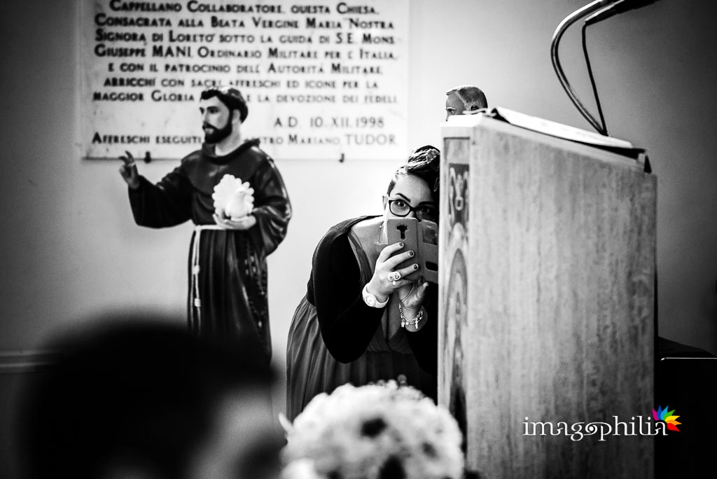 Scatti rubati durante il matrimonio nella Chiesa Aeroportuale di Guidonia Santa Maria di Loreto