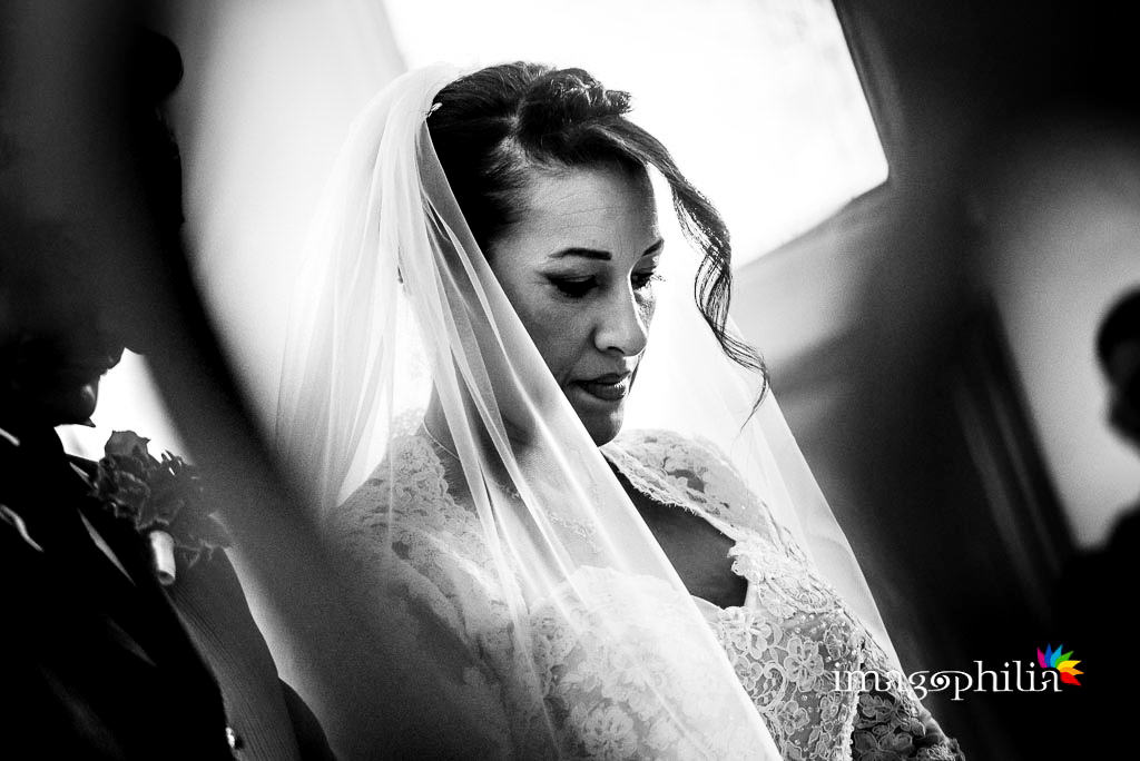 Ritratto della sposa durante il matrimonio nella Chiesa Aeroportuale di Guidonia Santa Maria di Loreto