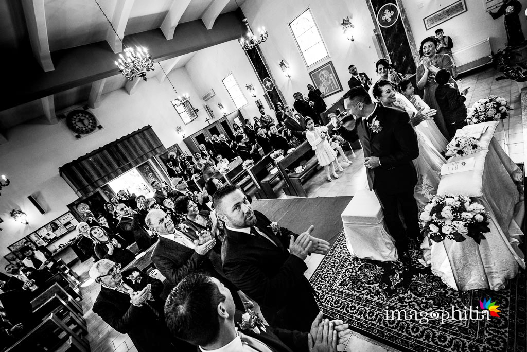 Applauso alla fine del matrimonio nella Chiesa Aeroportuale di Guidonia Santa Maria di Loreto