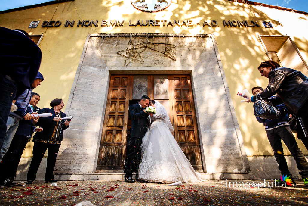 Lancio del riso al termine del matrimonio nella Chiesa Aeroportuale di Guidonia Santa Maria di Loreto