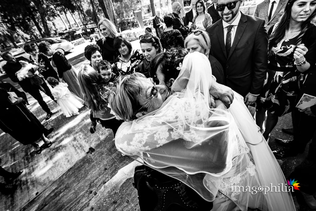 Abbracci al termine del matrimonio nella Chiesa Aeroportuale di Guidonia Santa Maria di Loreto