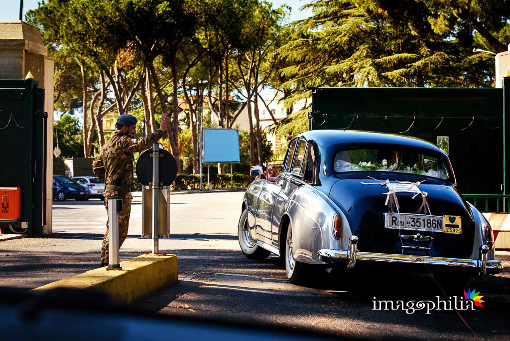 L'auto degli sposi lascia l'aeroporto al termine del matrimonio nella Chiesa Aeroportuale di Guidonia Santa Maria di Loreto