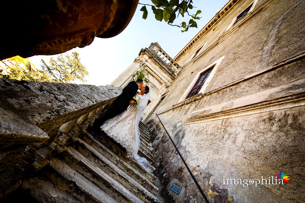 Gli sposi su una scalinata a Villa d'Este a Tivoli