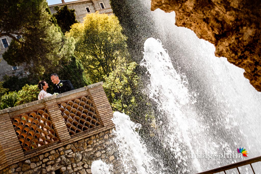 Gli sposi incastonati tra gli spruzzi delle fontane di Villa d'Este a Tivoli / 1