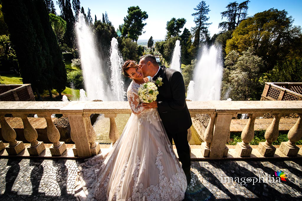Gli sposi incastonati tra gli spruzzi delle fontane di Villa d'Este a Tivoli / 2