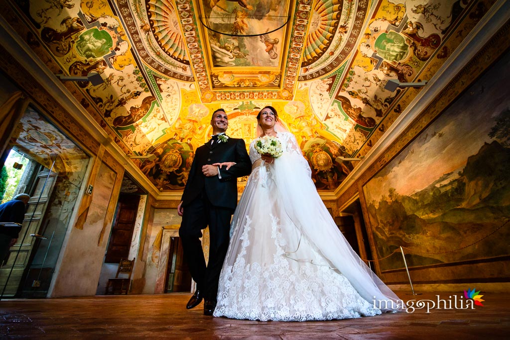 Gli sposi attraversano un salone di Villa d'Este a Tivoli