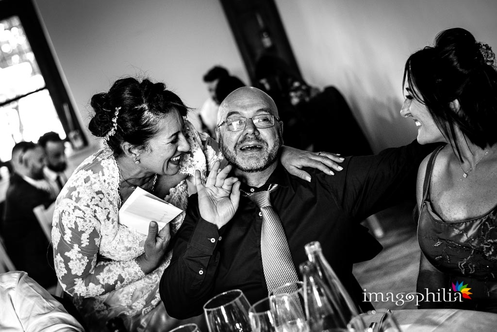 Risate tra i tavoli durante il ricevimento di matrimonio presso la Tenuta Colle degli Ulivi di Palombara Sabina / 2