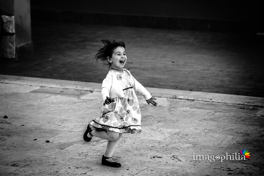 Una bambina corre divertita durante il ricevimento di matrimonio presso la Tenuta Colle degli Ulivi di Palombara Sabina