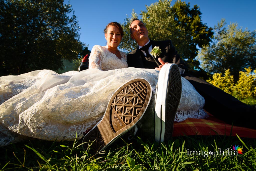 La sposa subito dopo il cambio tattico di calzatura durante il ricevimento di matrimonio presso la Tenuta Colle degli Ulivi di Palombara Sabina