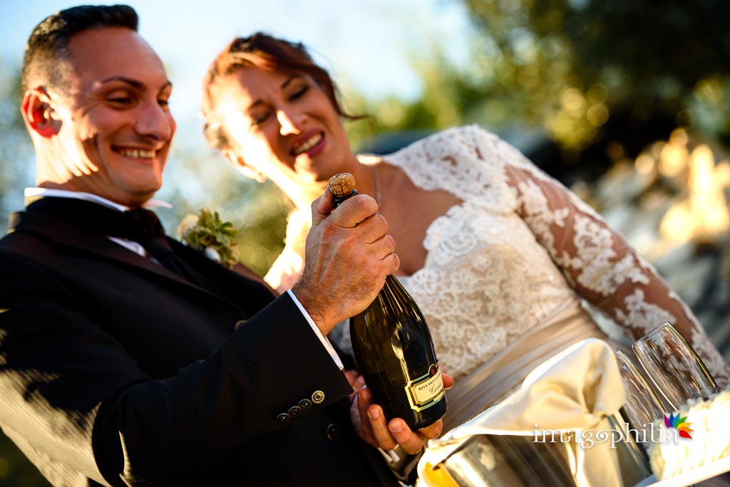 Brindisi tra gli sposi al termine del ricevimento di matrimonio presso la Tenuta Colle degli Ulivi di Palombara Sabina / 1