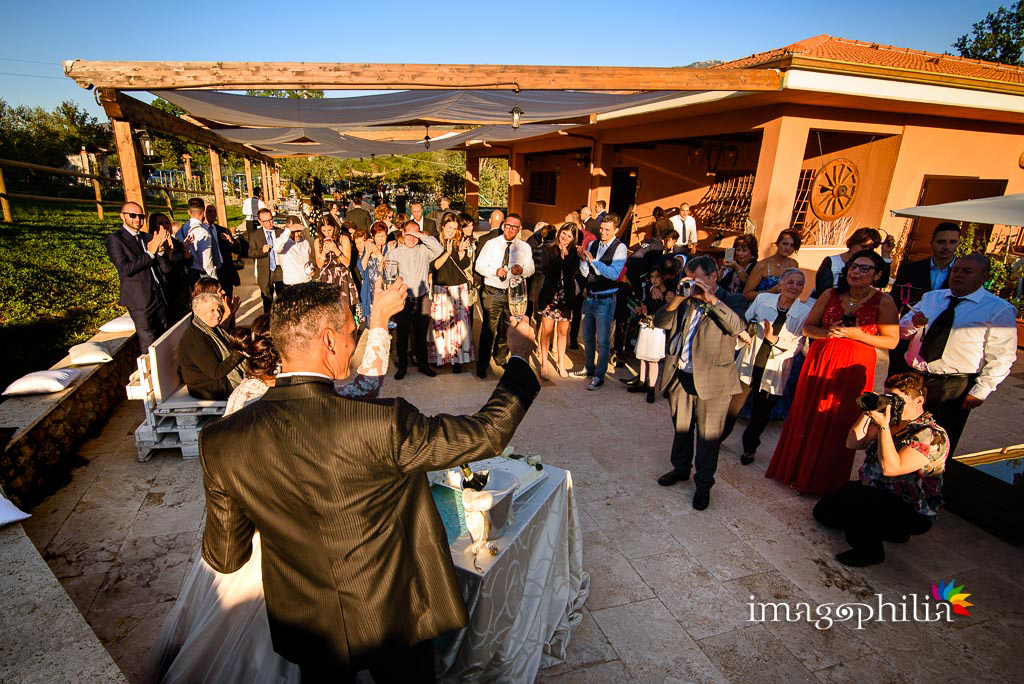 Brindisi tra gli sposi al termine del ricevimento di matrimonio presso la Tenuta Colle degli Ulivi di Palombara Sabina / 2