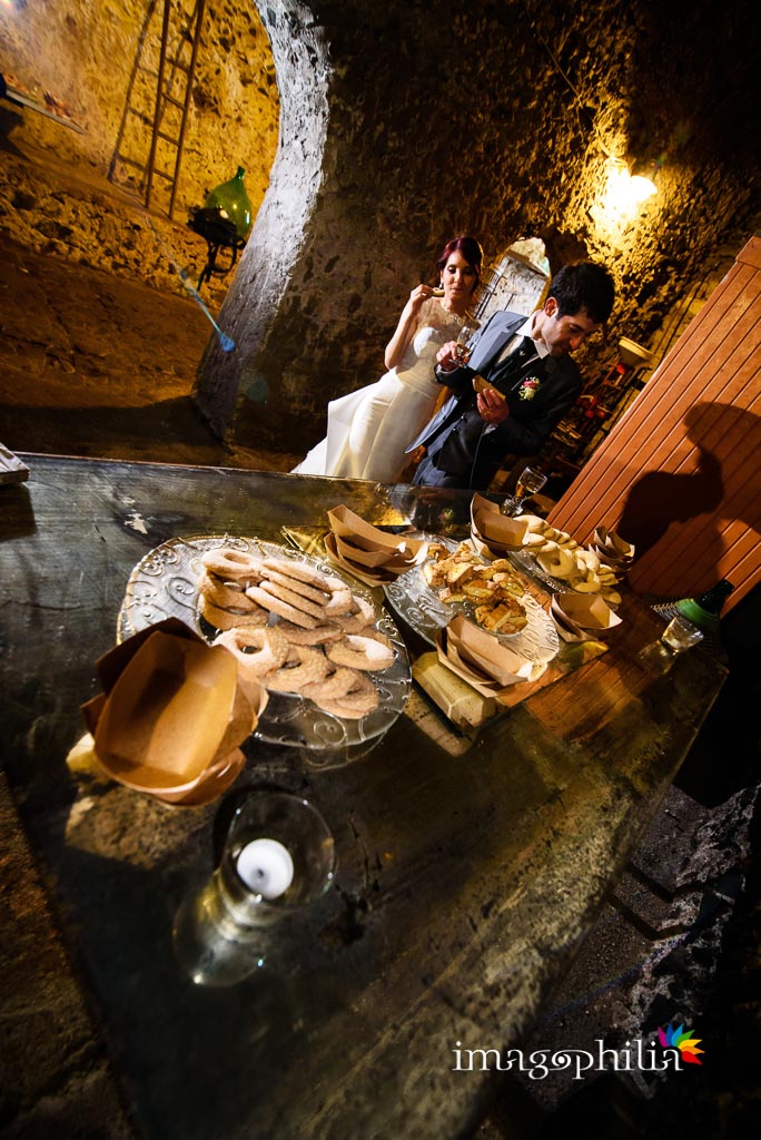 Gli sposi durante la degustazione di formaggi e dolci nella cisterna romana della Villa dei Consoli a Frascati