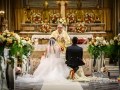 Gli sposi davanti all'altare durante il matrimonio nella Chiesa della Santissima Trinità a Genzano di Roma