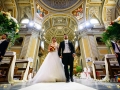 Gli sposi stanno per uscire subito dopo il matrimonio nella Chiesa della Santissima Trinità a Genzano di Roma
