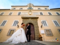 Gli sposi davanti al palazzo pontificio di Castel Gandolfo