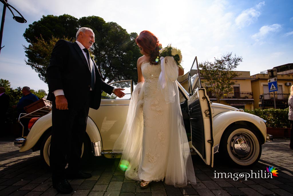 La sposa scende dall'auto davanti alla Chiesa di Gesù Maestro a Fonte Nuova
