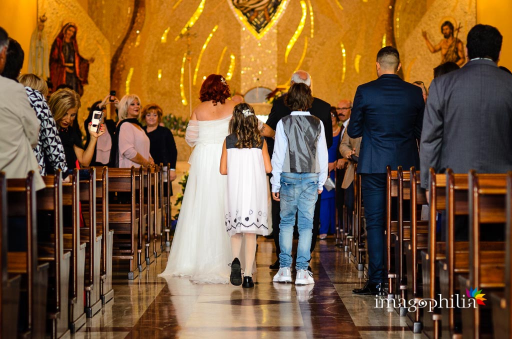 Ingresso della sposa nella Chiesa di Gesù Maestro a Fonte Nuova all'inizio del matrimonio / 2