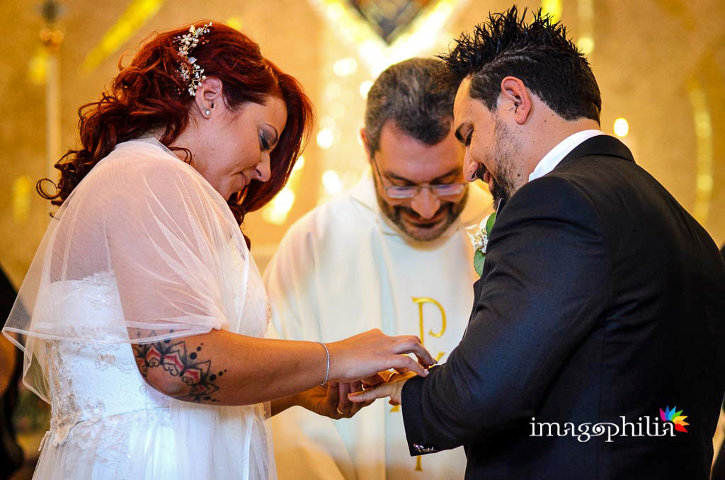 Scambio delle fedi nuziali durante il matrimonio nella Chiesa di Gesù Maestro a Fonte Nuova / 2