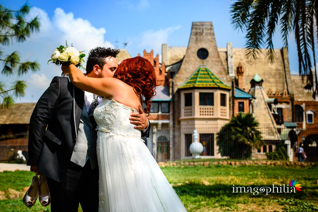 Bacio tra gli sposi durante la sessione fotografica in esterno a Villa Torlonia, Roma / 1