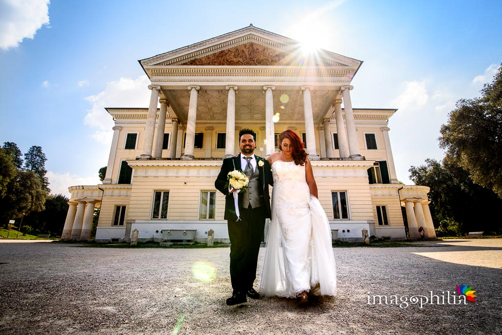 Gli sposi camminano durante la sessione fotografica in esterno a Villa Torlonia, Roma