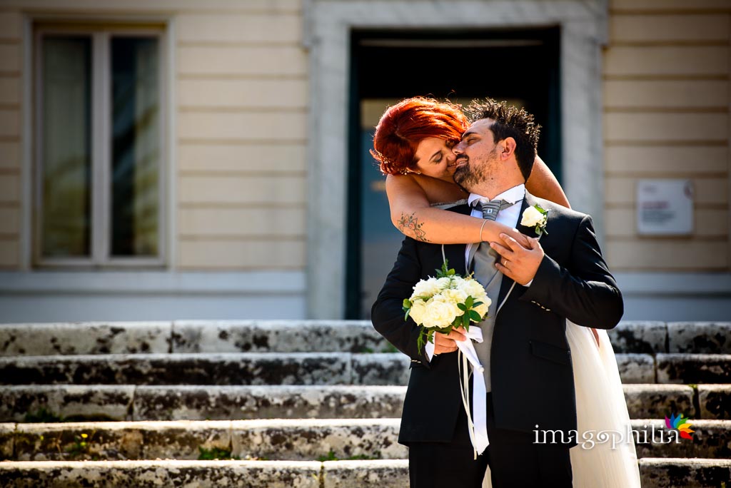 Bacio tra gli sposi durante la sessione fotografica in esterno a Villa Torlonia, Roma / 3