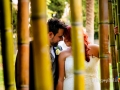Gli sposi durante la sessione fotografica nel canneto a Villa Torlonia, Roma