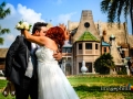 Bacio tra gli sposi durante la sessione fotografica in esterno a Villa Torlonia, Roma / 1