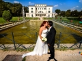 Bacio tra gli sposi durante la sessione fotografica in esterno a Villa Torlonia, Roma / 2