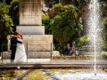 Abbraccio tra gli sposi durante la sessione fotografica in esterno a Villa Torlonia, Roma