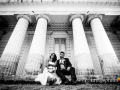Gli sposi seduti durante la sessione fotografica in esterno a Villa Torlonia, Roma