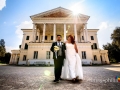 Gli sposi camminano durante la sessione fotografica in esterno a Villa Torlonia, Roma