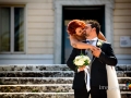 Bacio tra gli sposi durante la sessione fotografica in esterno a Villa Torlonia, Roma / 3