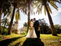 Bacio tra gli sposi durante la sessione fotografica in esterno a Villa Torlonia, Roma / 4