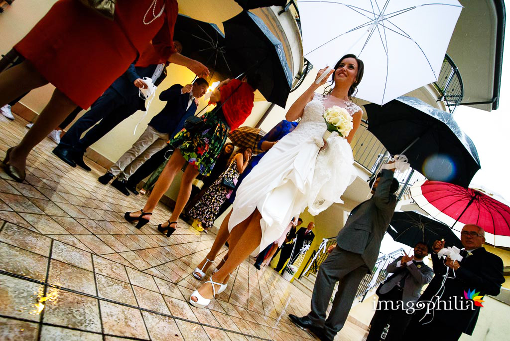Uscita della sposa da casa… sotto la pioggia