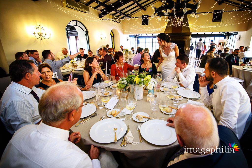Gli sposi tra i tavoli durante il pranzo di matrimonio ai Casali Margherita a Roma