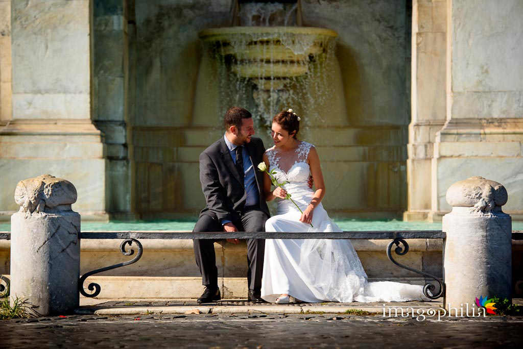 Post matrimonio: gli sposi seduti alla Fontana dell'Acqua Paola a Roma (Gianicolo) / 1