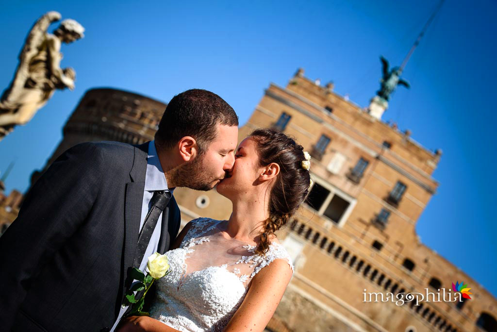 Post matrimonio: bacio tra gli sposi sotto Castel Sant'Angelo a Roma