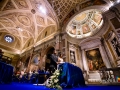 Gli sposi ritratti dal basso nella Chiesa di San Pietro in Montorio a Roma