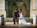 Post matrimonio: gli sposi seduti alla Fontana dell'Acqua Paola a Roma (Gianicolo) / 1