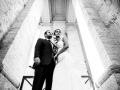 Post matrimonio: gli sposi sbirciano in mezzo al colonnato del Bernini a Piazza San Pietro a Roma