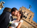 Post matrimonio: bacio tra gli sposi sotto Castel Sant'Angelo a Roma