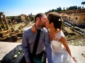 Post matrimonio: gli sposi si baciano affacciati sul Foro Romano