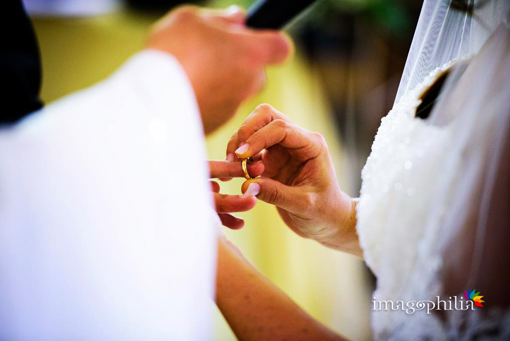 Scambio degli anelli durante la cerimonia nuziale nella Chiesa di Santa Maria Madre della Divina Grazia