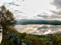 Gli sposi sul terrazzo di Villa Pocci a Marino con la veduta del lago Albano e del borgo di Castel Gandolfo