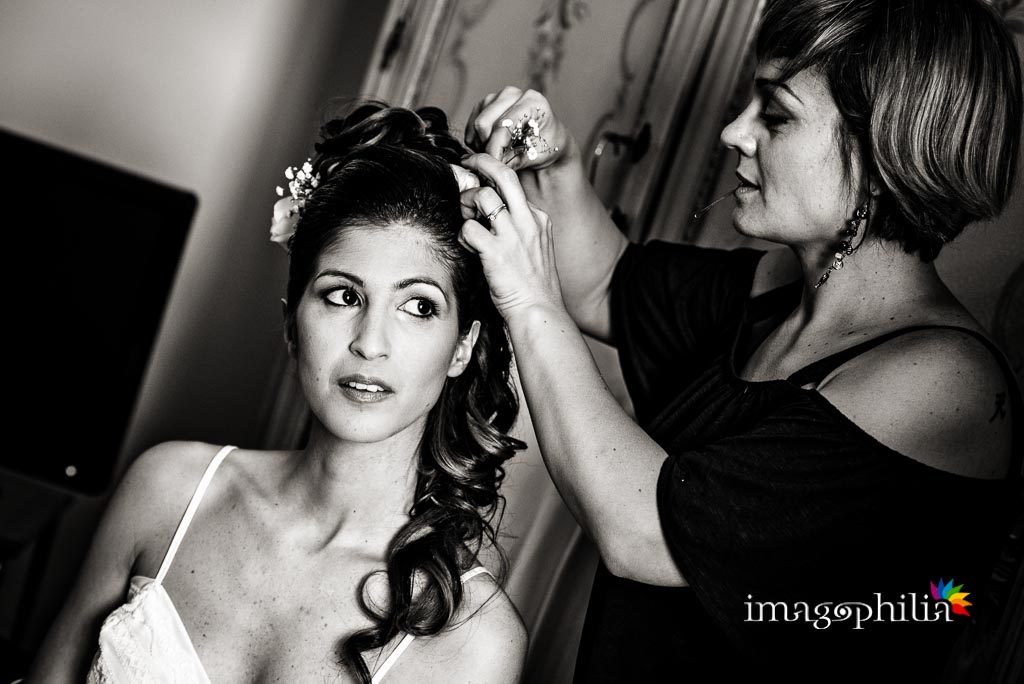 La sposa sta ultimando la preparazione