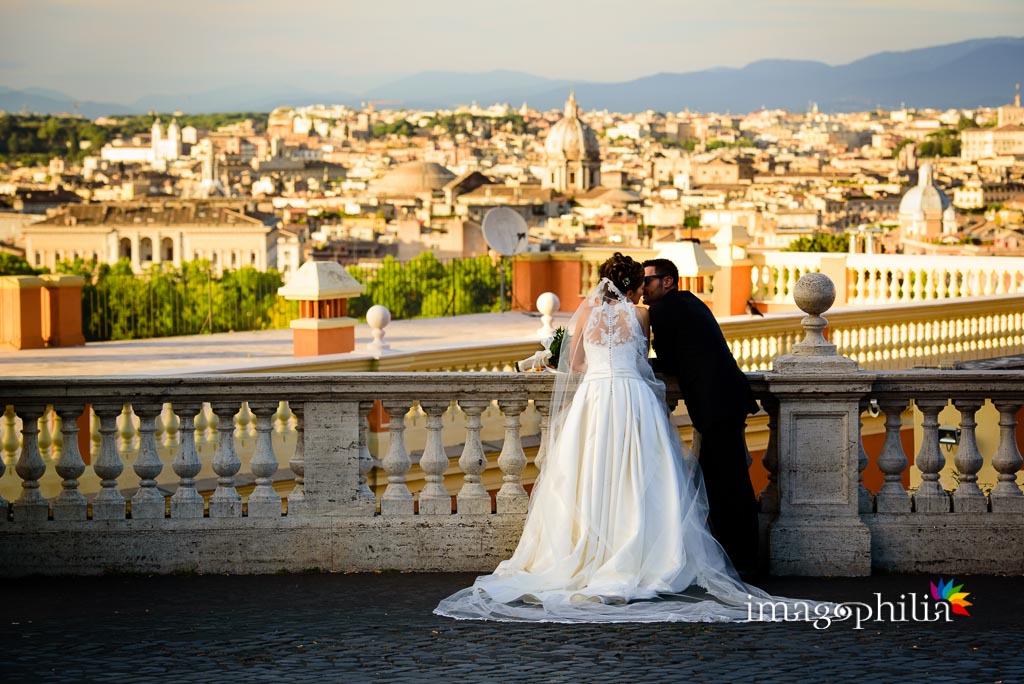 Gli sposi all'affaccio suggestivo del Gianicolo a Roma