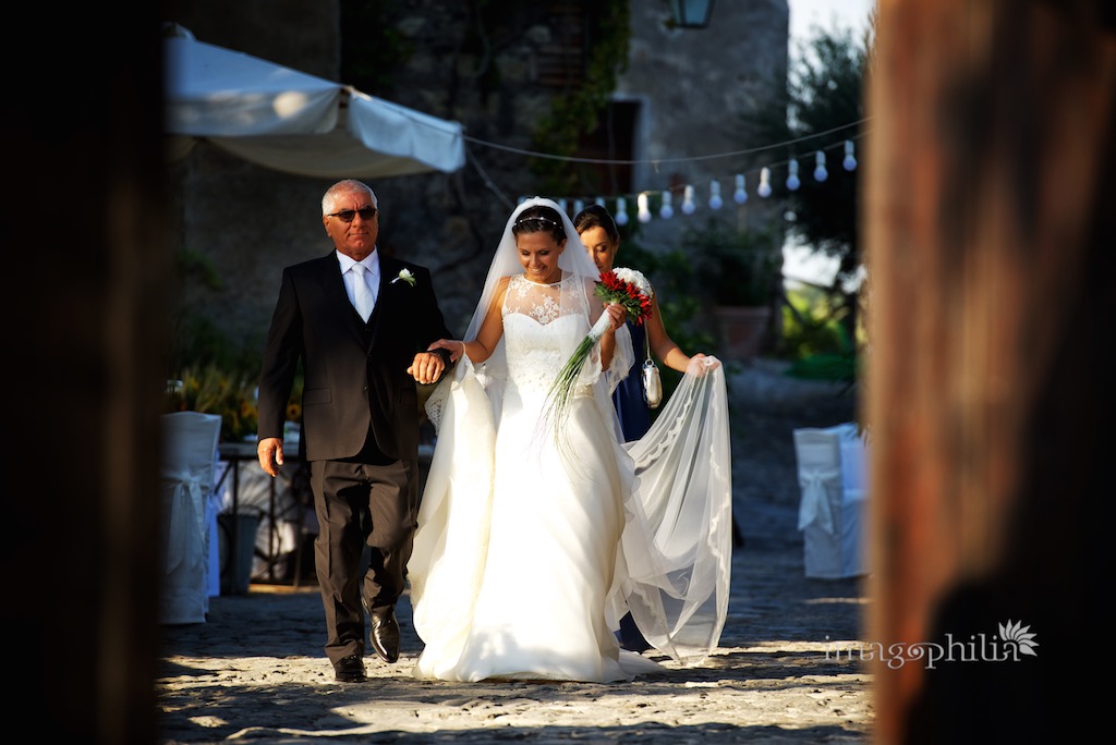 La sposa, accompagnata dal padre, si dirige in chiesa presso il Borgo di Tragliata, Roma